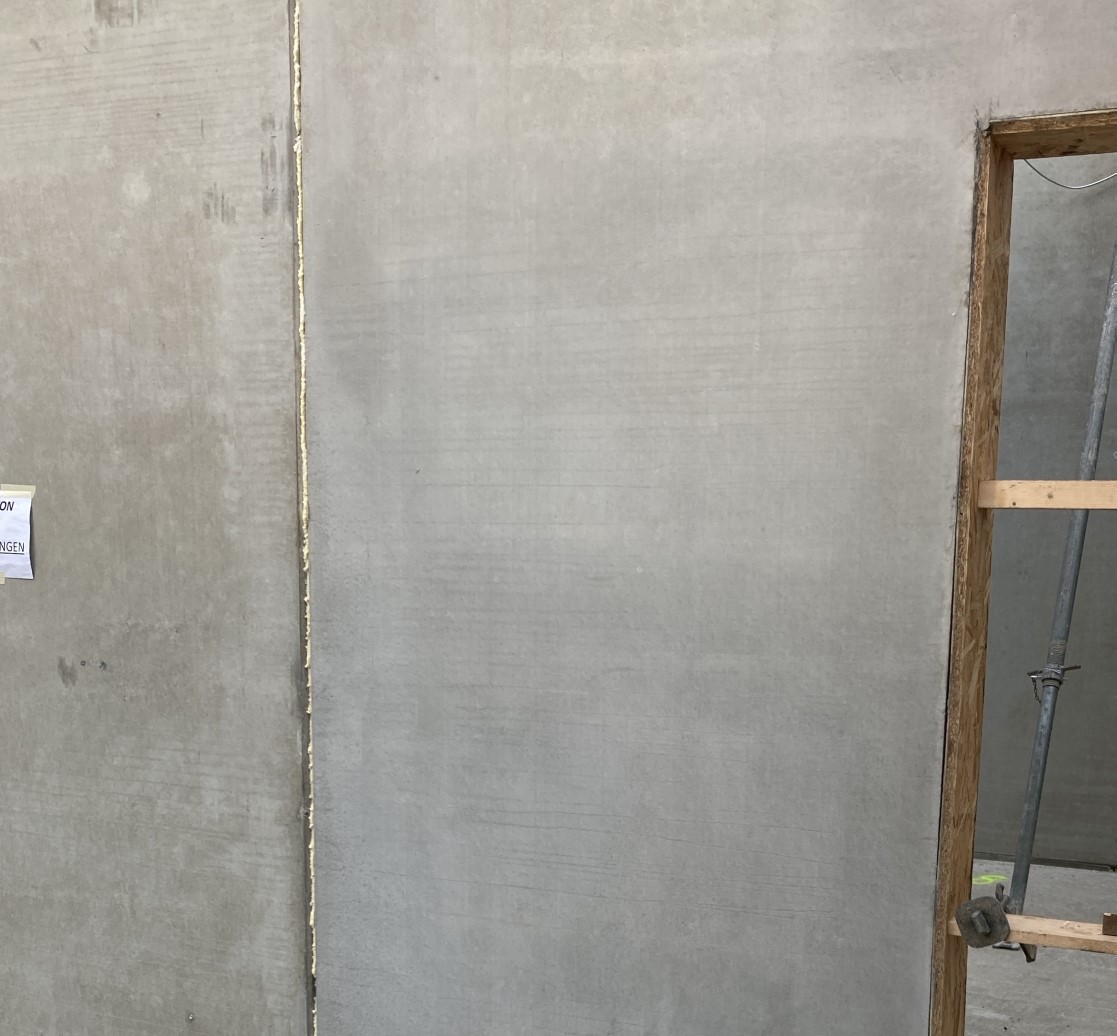 Foto von Betonwand nach Behandlung mit Mischek Cosmetics