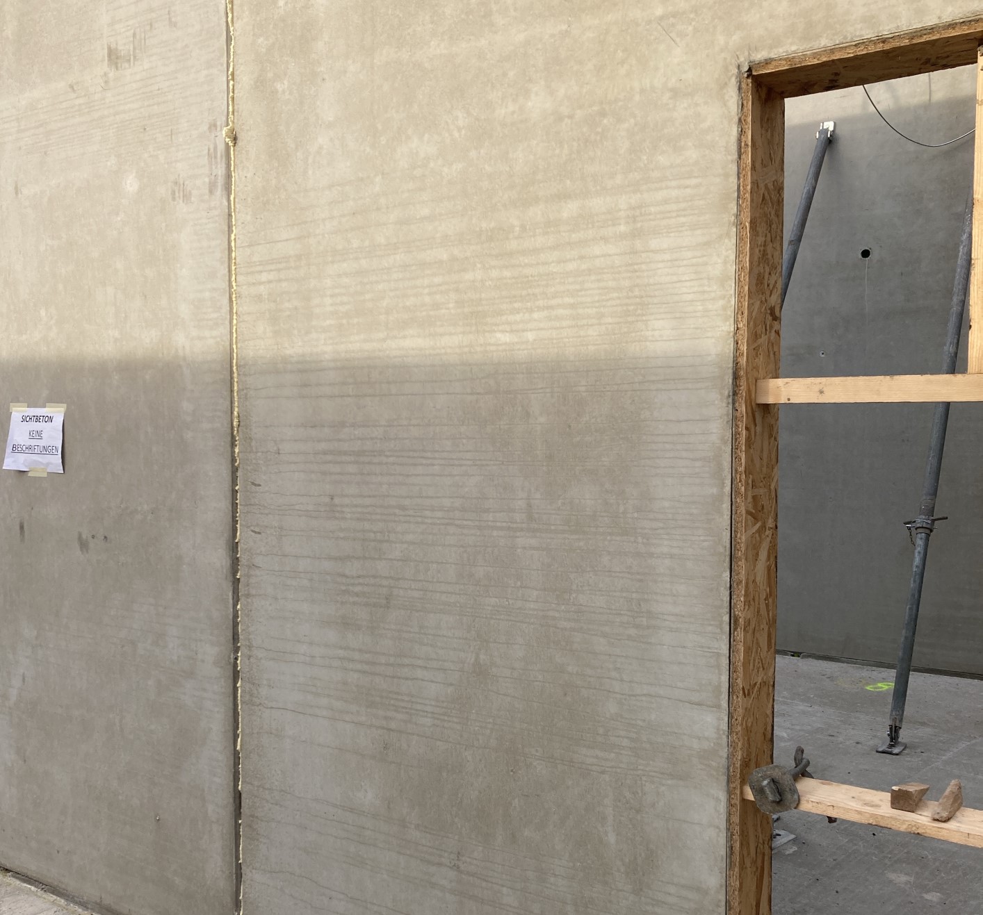 Foto von Betonwand vor Behandlung mit Mischek Cosmetics